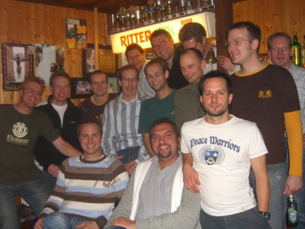 Die "aktiven" Basketballer: (Hinten von links) Markus Lembeck, Dirk Bergmann, Frank Heuer, Lars Bentler, Sven Meyer-Dirks, Elmar Fiedeldey (Vorne von links) Markus Dohm, Thomas Stumpe, Mario Petzhold, Thomas Vinke, Torsten Meyer Auf dem Foto fehlen: Markus Vinke, Carlos Chavarria, Markus Vlzkow, Carsten Rnker